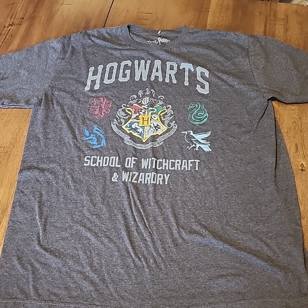 Warner Bros. Hogwarts Crest Gray Tee